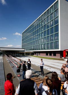 Besichtigung Erweiterung Kantonsschule Menzingen: Das Bauforum Zug besichtigt mit Interssierten den Neubau des Gymnasium Menzingen. (Bild: Stefan Kaiser (Menzingen, 14 Juni 2018))