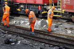 Die SBB-Spezialisten waren zur Räumung mehrere Stunden im Einsatz. (Bild: Geri Holdener, Bote der Urschweiz)