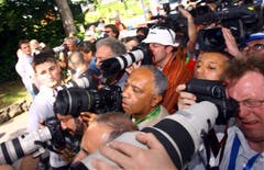 Ein Bild der Stars: Fotografen und andere Medienschaffende drängen sich vor dem Park Hotel in Weggis, dem Quartier der Brasilianer. (Bild: Archiv LZ (25. Juni 2006))