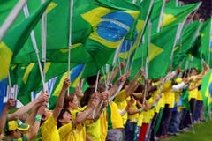 Schulkinder und Einheimische schwenken an der offiziellen Eröffnung des Stadions Brasilianische Fahnen. (Bild: Archiv LZ (23. Mai 2006))