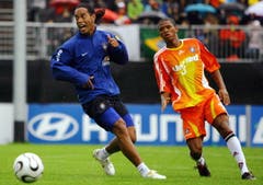 Ronaldinho (links, FC Barcelona) in einem Testspiel gegen Fluminense U20 in Weggis. (Bild: Archiv LZ (28. Mai 2006))