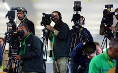 Medienspektakel: TV-Teams an der Pressekonferenz der Brasilianer in Weggis. (Bild: Archiv LZ (23. Mai 2006))