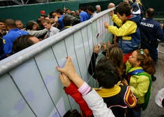 Hunderte Schaulustige ohne Tickets versuchten durch durch die Sichtschutze einen Blick auf das Training der Brasilianer zu erhaschen. (Bild: Archiv LZ (25. Mai 2006))