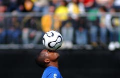 Ballgefühl: Der Brasilianische Nationalspieler Robinho (damals Real Madrid) beim Training in Weggis. (Bild: Archiv LZ (25. Mai 2006))