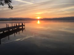 Die junge Frau meditiert vor dem Sonnenaufgang am Zugersee, während ihr Hund auf sie aufpasst! (Bild: Giorgio Pantaleoni)