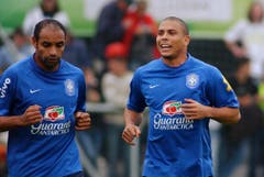 Emerson (links, Juventus Turin) und Ronaldo (Real Madrid) beim Training in Weggis. Die Weltstars lockten bis zu 5000 Zuschauer ins Stadion (Bild: Archiv LZ (25. Mai 2006))