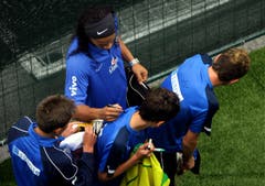 Begehrt: Ronaldinho gibt den Balljungen in Weggis Autogramme. (Bild: Archiv LZ (25. Mai 2006))