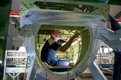 Während einem 2-monatigen Aufenthalt in der Schweiz arbeitet Ruedi Wiedler für die Pilatus Flugzeugwerke im Strukturbau für den PC-24. (Bild: Corinne Glanzmann, Stans, 12. Juni 2018)