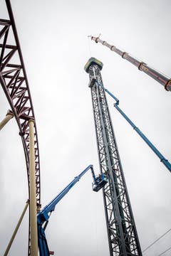 Im Conny-Land in Lipperswil wird die neue Attraktion, der Space Shot Tower, installiert. (Bild: Reto Martin)