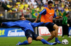 Roberto Carlos (links, damals Real Madrid) und sein Real-Teamkollege Cicinho beim Training in Weggis, beobachtet von tausenden Fans. (Bild: Archiv LZ (25. Mai 2006))