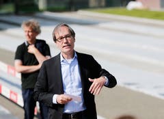 Kantonsbaumeister Urs Kamber informiert über die Baustelle. (Bild: Stefan Kaiser (Menzingen, 14 Juni 2018))