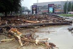 IN DER NACHT AUF DEN 22. AUGUST 2005 FIEL SO VIEL REGEN, DASS DER SEETALPLATZ UND DAS GEBIET MEIERHOEFLI IN EMMEN UNTER WASSER STAND. Archivbild Luzerner Zeitung