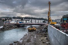 Blick flussaufwährts der Emme mit den neuen Schutzwänden. Die Brücke ist das letzte Element der neuen Verkehrsführung welches noch gebaut wird. (Boris Bürgisser, 18. Oktober 2016)
