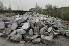 Steinblöcke für Hochwasserschutz. (Nadia Schärli, 3. April 2014)