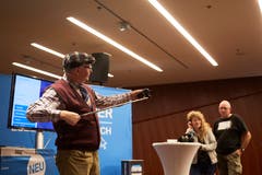 Kabarettist Veri hantiert während seiner Erklärstunde mit dem Selfie-Stick. (Bild: Jakob Ineichen, Stans, 16.06.2018)