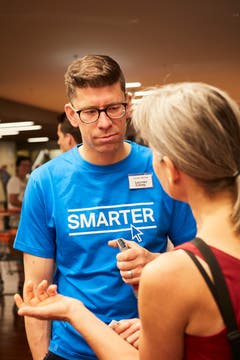 Chefredaktor Jérôme Martinu im Gespräch mit einer Leserin. (Bild: Jakob Ineichen, Stans, 16.06.2018)