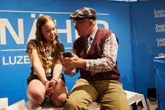 «Schau mal, so einfach!»: Kabarettist Veri erklärt einer jungen Dame die LZ-App. (Bild: Jakob Ineichen, Stans, 16.06.2018)