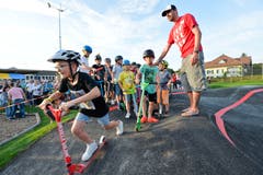 Lukas Gasser kontrolliert, dass sich nicht zu viele Kinder gleichzeitig auf dem Pumptrack befinden.
