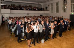 Andreas Röösli erntete mit Avelino Näpflin am Piano und dem Chor der Maturae und Maturi grossen Applaus und eine stehende Ovation. (Bild: André A. Niederberger, 16. Juni 2018)