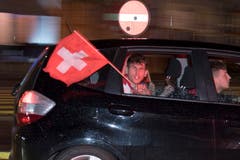 Rotweisse Fahne und rotweisses Verkehrssignal. (Bild: Urs Bucher)