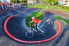 BMX-Juniorenweltmeister Cédric Butti testet die neue Anlage.