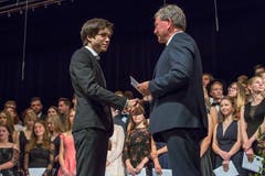 Bildungsdirektor Res Schmid gratuliert Dario Zanin aus Oberdorf. (Bild: André A. Niederberger, 16. Juni 2018)