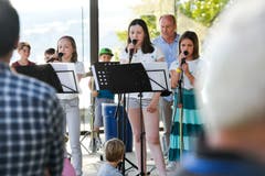Schülerinnen singen auf der Bühne beim Seeschulhaus.