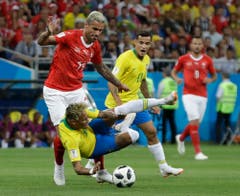 Behrami neutralisierte den Brasilianischen Star-Spieler Neymar, bis unser "Krieger" wegen einer Verletzung vom Platz musste. (Bild: AP Photo/Themba Hadebe)