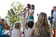 Schülerinnen singen auf der Bühne beim Seeschulhaus.