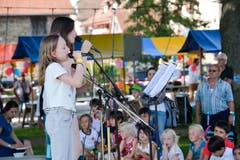 Schülerinnen singen auf der Bühne beim Seeschulhaus.