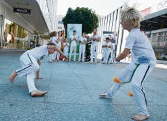 Vorführung des afro-brasilianischen Capoeira-Kampftanzes am Kinderfest «Buchs 4 Kids». (Bilder: Hansruedi Rohrer)