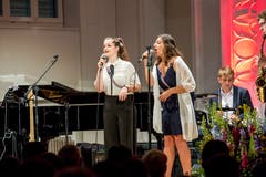 Musikalische Einlage mit einer Interpretation der "Pointer Sisters" durch Leonie Kirchgessner und Nadine Haefeli. (Bild: André A. Niederberger, 16. Juni 2018)