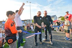 Sponsorenvertreter eröffnen die Pumptrack offiziell. Schulleiter Markus Rüegge (zweiter von links) freut's.