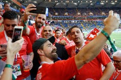 Ein Fan posiert mit Bundespräsident Alain Berset für ein Selfie. (Bild: KEYSTONE/Peter Klaunzer)