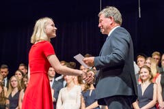 Bildungsdirektor Res Schmid gratuliert Corina von Holzen aus Ennetbürgen. (Bild: André A. Niederberger, 16. Juni 2018)