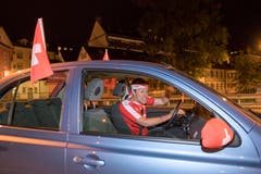 Mit Leibchen und Fahnen am Auto beim Blumenbergplatz. (Bild: Urs Bucher)