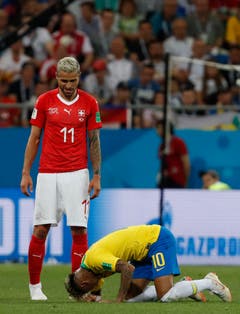 Behrami und Neymar nach einem Zweikampf. (Bild: AP Photo/Darko Vojinovic)