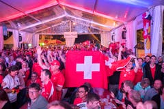 Das Unentschieden ist Tatsache: Jubel im Zelt des Public Viewing auf dem Blumenmarkt. (Bild: Urs Bucher)
