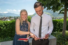 Celina Christen und Leutrim Ismajli aus Wolfenschiessen tauschen sich über ihre Prüfungsergebnisse aus. (Bild: André A. Niederberger, 16. Juni 2018)