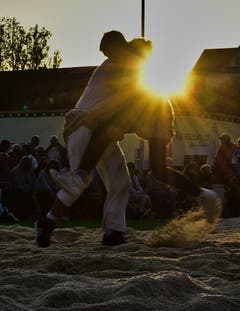 Dynamischer Kampf am 45. Baarer-Abendschwingen vor der untergehenden Sonne. (Bild: Ernst Rohrer)
