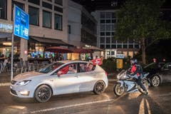 Motorisierte Fans feiern mit Fahnen und Halstüchern auf dem Oberen Graben beim Restaurant Süd. (Bild: Urs Bucher)