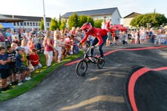 BMX-Juniorenweltmeister Cédric Butti testet die neue Anlage, beäugt von allen Besuchern.