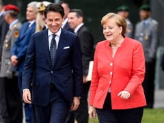 Italiens Ministerpräsident Giuseppe Conte und Bundeskanzlerin Angela Merkel sind sich einig, dass der EU-Aussengrenzenschutz und die Grentschutzagentur Frontext verstärkt werden müssen. (Bild: KEYSTONE/EPA/FILIP SINGER)