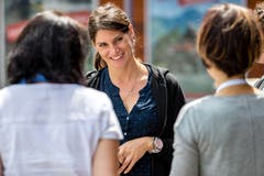 Rennfahrerin Cyndie Allemann steht den Teilnehmerinnen mit Rat und Tat zur Seite ...(Bild: Philipp Schmidli/Freelancer, (Seelisberg, 17. Juni 2018))