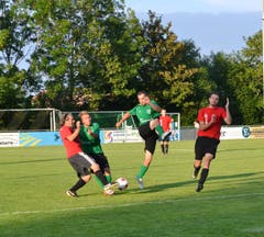 Fussball kann ganz schön gefährlich sein. (Bild: Peter Jenni)