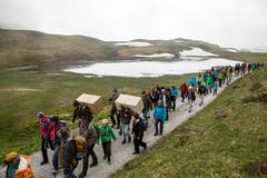 Viele Zuschauer begleiten die beiden Bartgeier im Wildtierschutzgebiet Huetstock bei Melchsee-Frutt. (Bild: Keystone/Alexandra Wey, 17. Juni 2018)