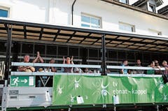 Gute Laune allenthalben, auch in der Lastwagen-Lounge. (Bild: Michael Hug)