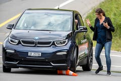 ... auch wenn der eine oder andere Pylon unter dem Mut der Frauen leiden muss. (Bild: Philipp Schmidli/Freelancer (Seelisberg, 17. Juni 2018))