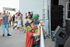 Auch der Nachwuchs interessiert sich brennend für Hard Rock. (Bild: Michael Hug)