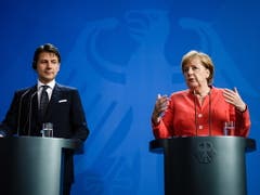 Italiens Ministerpräsident Giuseppe Conte und Bundeskanzlerin Angela Merkel sind sich einig, dass der EU-Aussengrenzenschutz und die Grenzschutzagentur Frontext verstärkt werden müssen. (Bild: KEYSTONE/EPA/CLEMENS BILAN)
